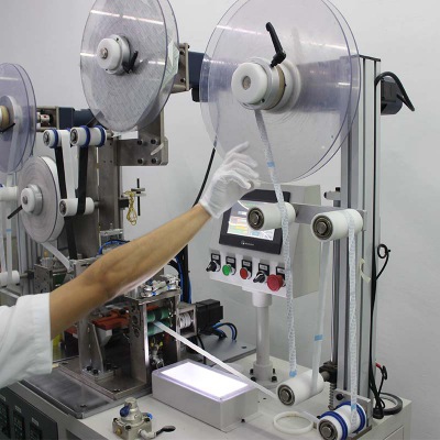 FFC軟排線自動貼膠機(jī)_廠家實(shí)力_深圳市鑫美特電子有限公司